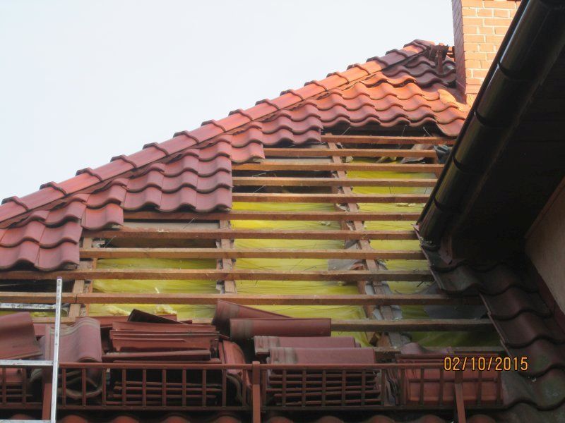 Rozebrany dach w trakcie naprawy po szkodach wyrządzonymi przez kuny