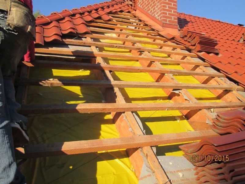 Dach w trakcie naprawy po szkodach wyrządzonymi przezkuny